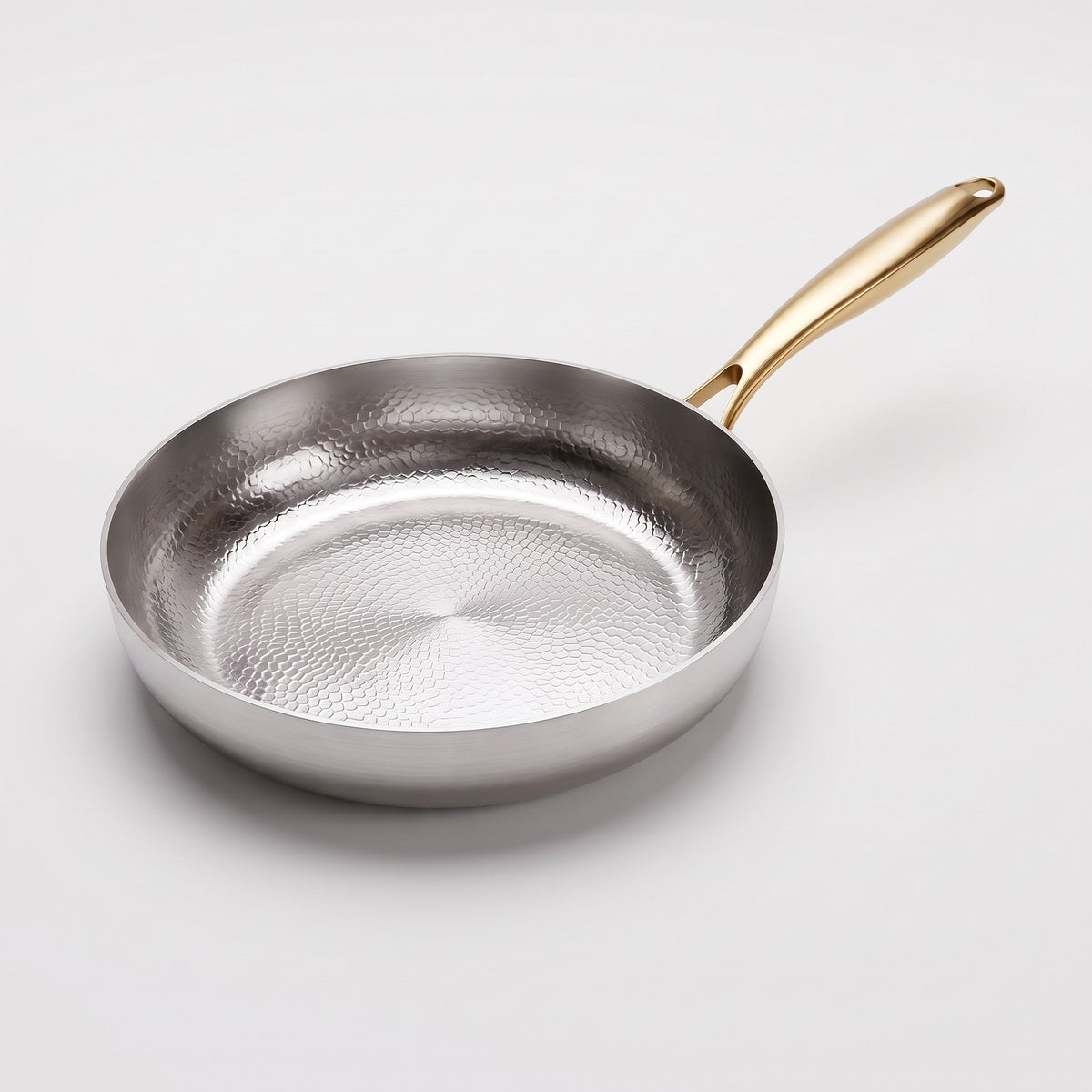 Hatori Kōmyō 光明 Kin 金 Edition – Hammered High-Wall Titanium Pan, on light grey