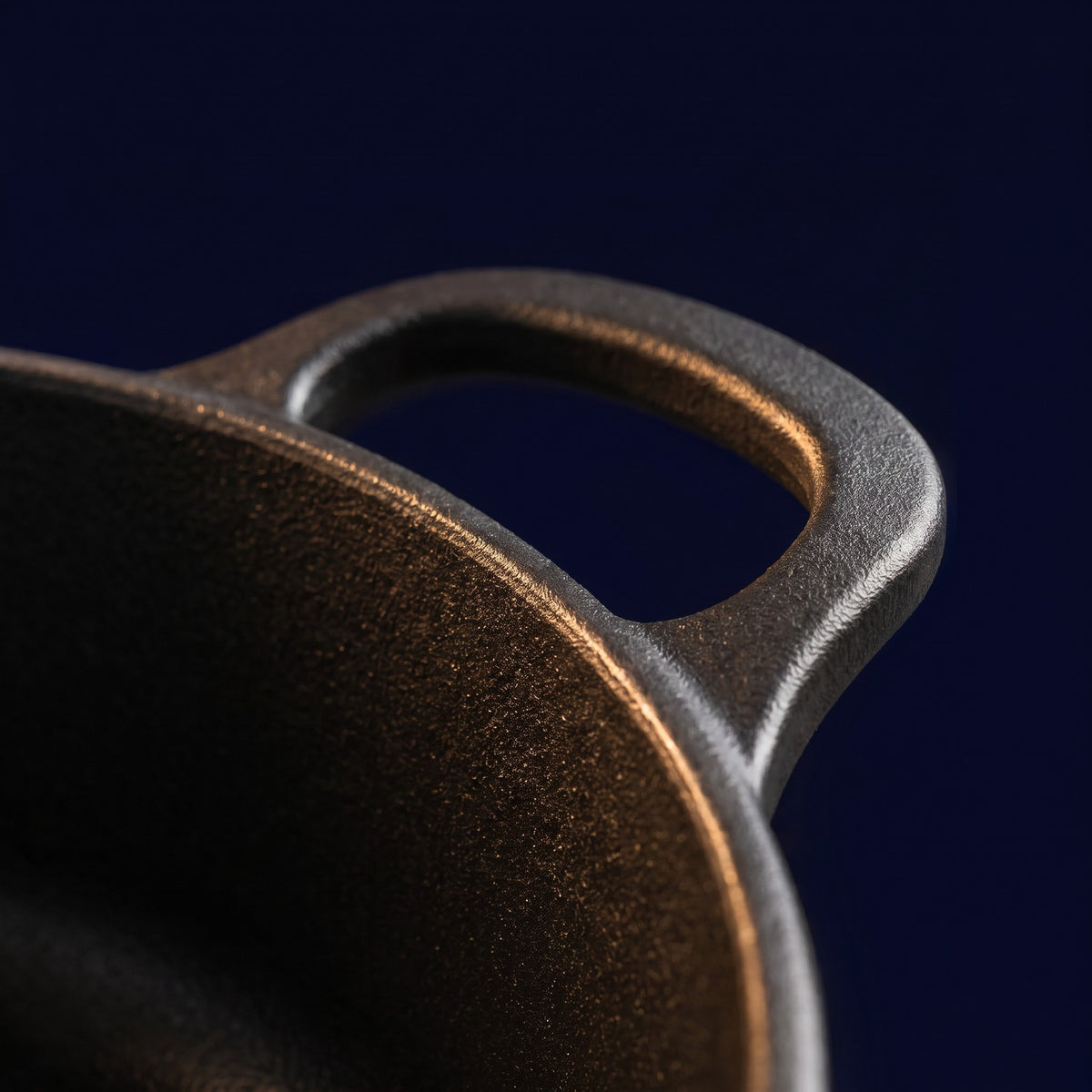 Hatori Imono 鋳物 Series – Cast Iron Casserole with Glass Lid, close-up