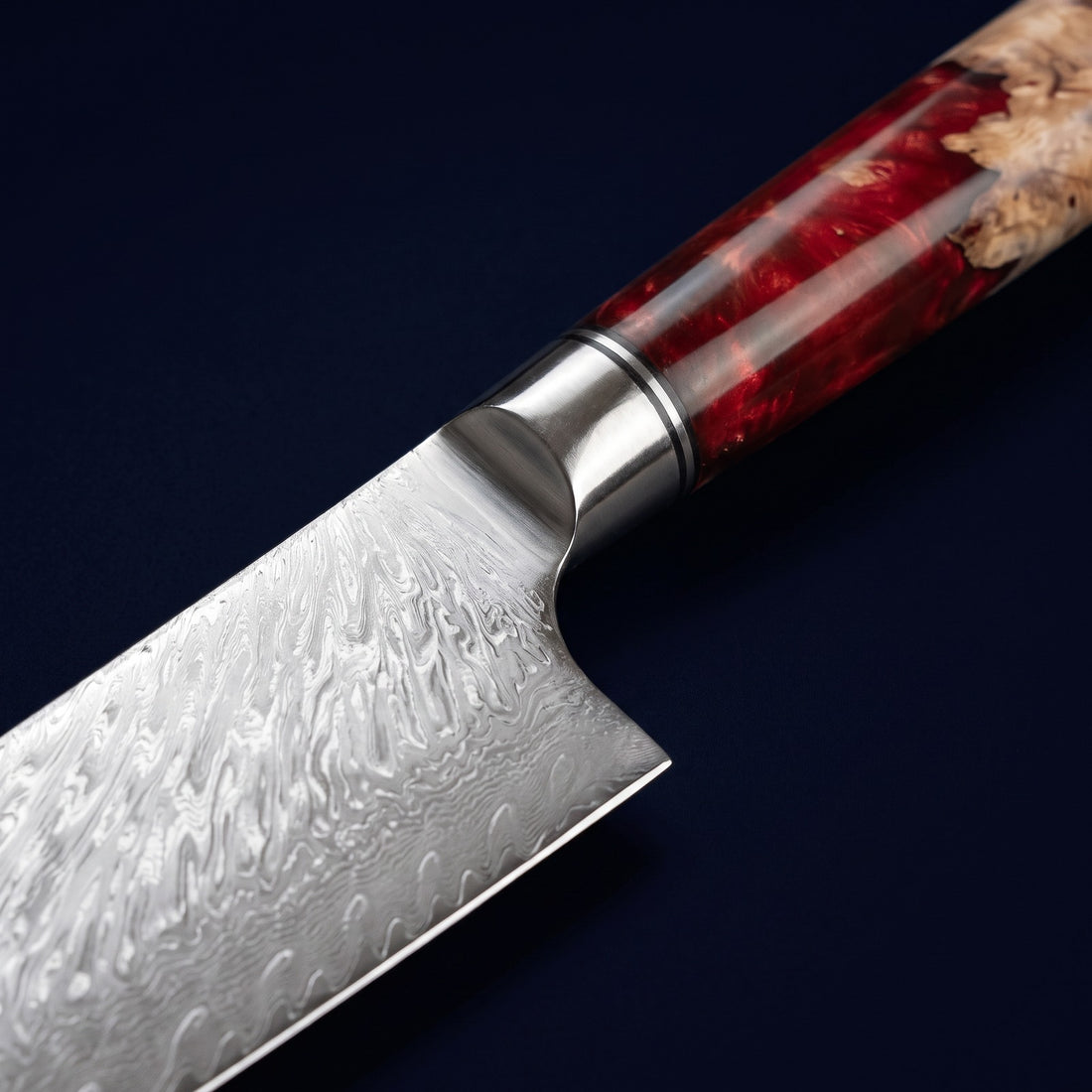 Hatori Kurenai 紅 Series – Damascus Santoku 17.6 cm, close-up of the bolster