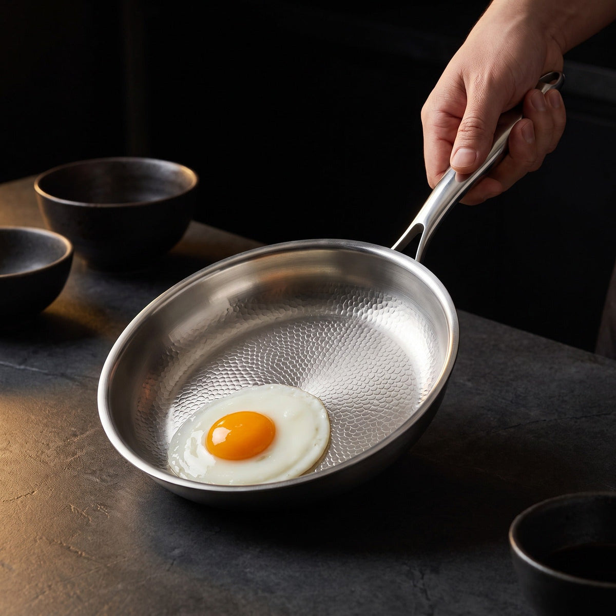 Hatori Kōmyō 光明 Series – Hammered Titanium Pan, food release