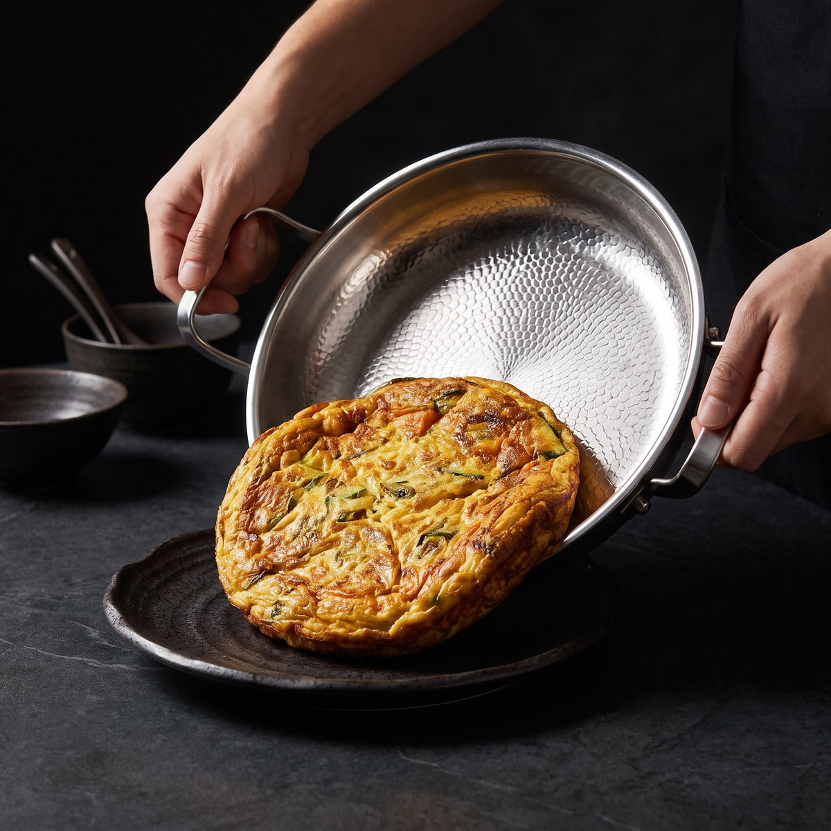 Hatori Kōmyō 光明 Series – Hammered Titanium Pan with Two Handles, food release