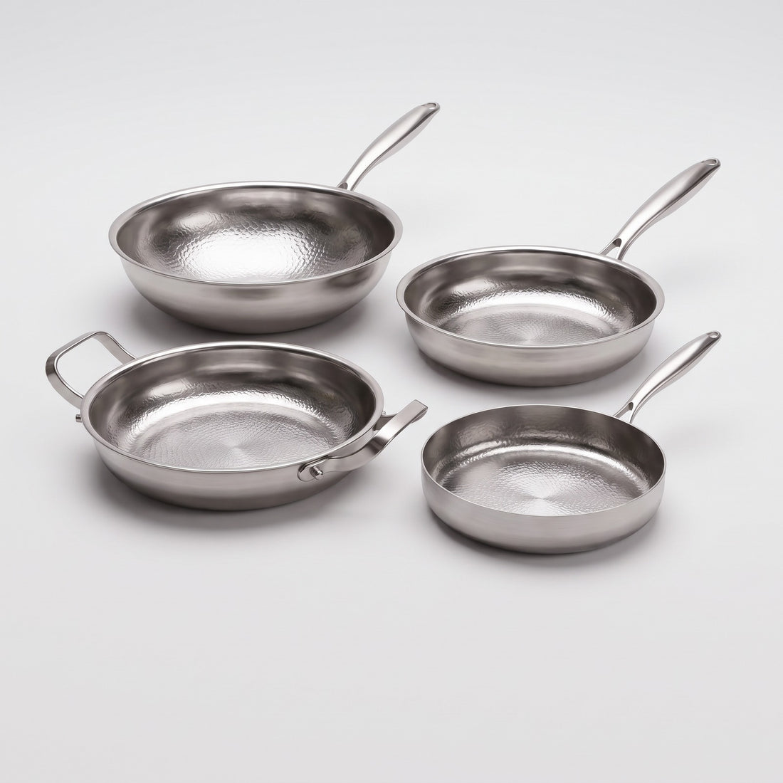 Hatori Kōmyō 光明 Series – Family Set, 4 Pans and Utensils, on light grey