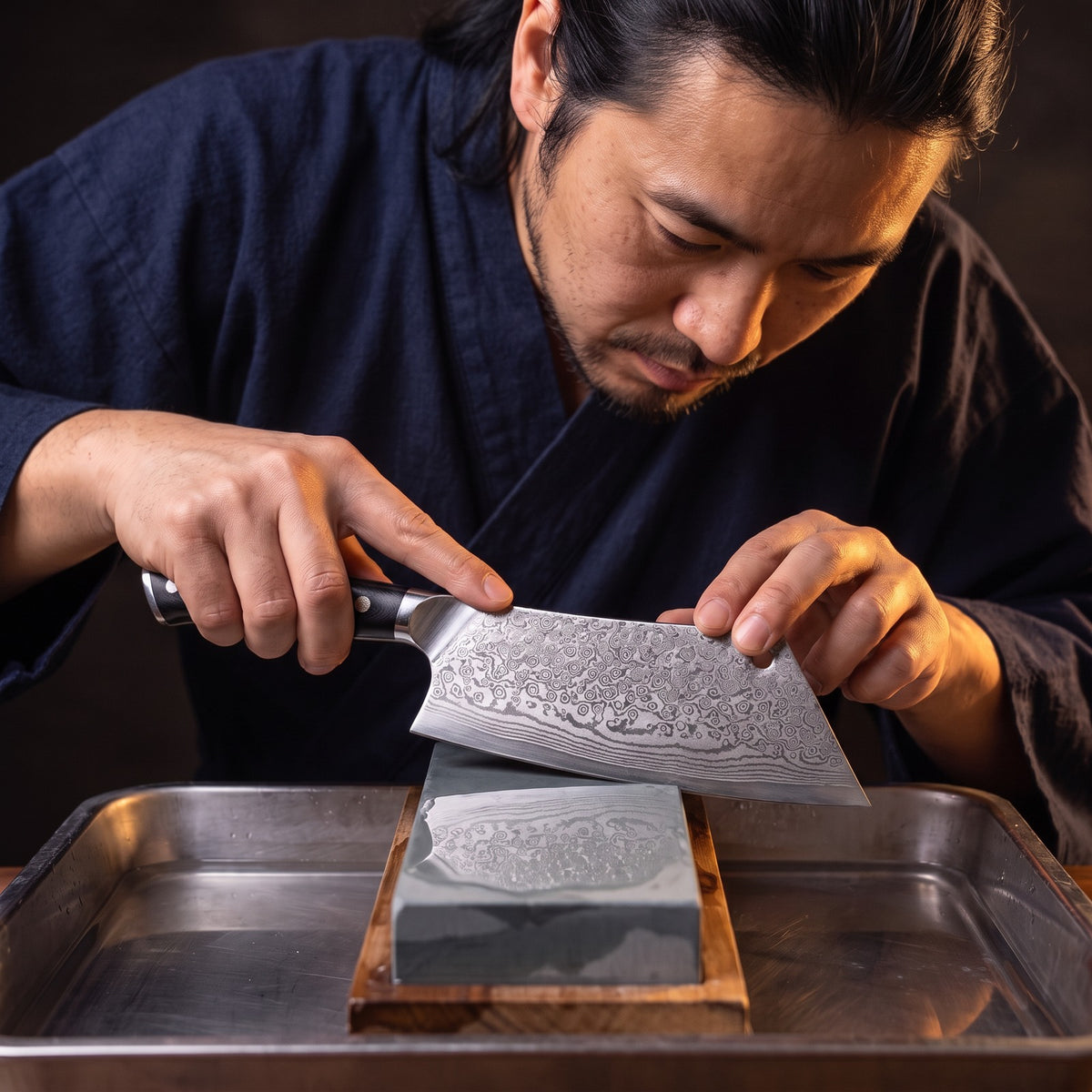 Hatori Kokuyō 黒曜 Series – Damascus Hybrid Cleaver 20 cm, on the whetstone