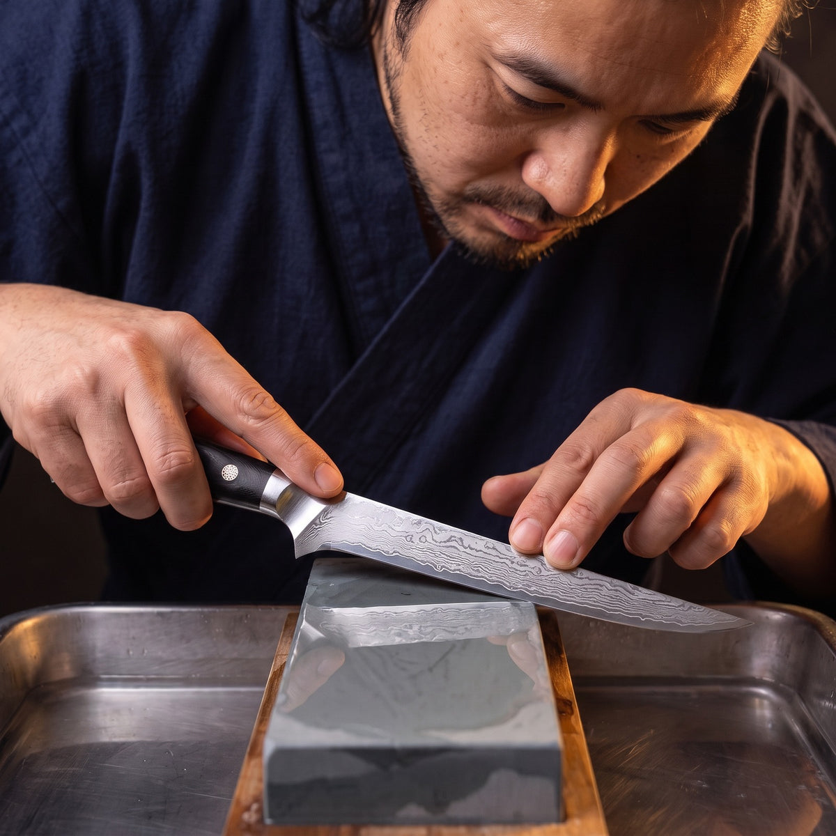 Hatori Kokuyō 黒曜 Series – Damascus Fillet Knife 20 cm, on the whetstone