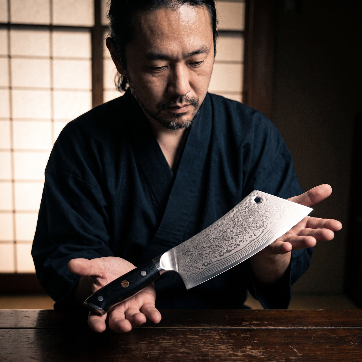 Hatori Kokuyō 黒曜 Series – Damascus Hybrid Cleaver 20 cm, in hand