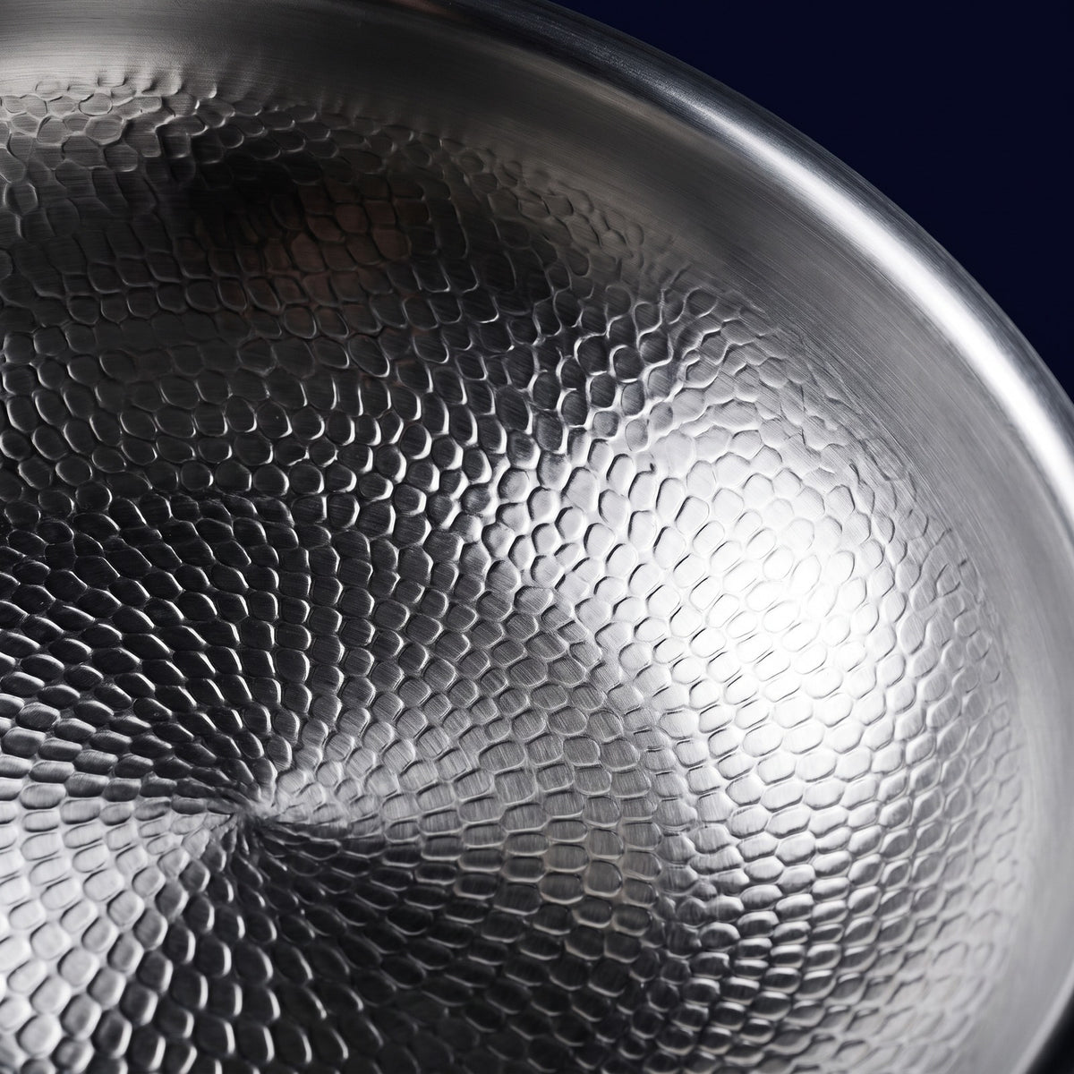 Hatori Kōmyō 光明 Kin 金 Edition – Hammered Titanium Wok, close-up