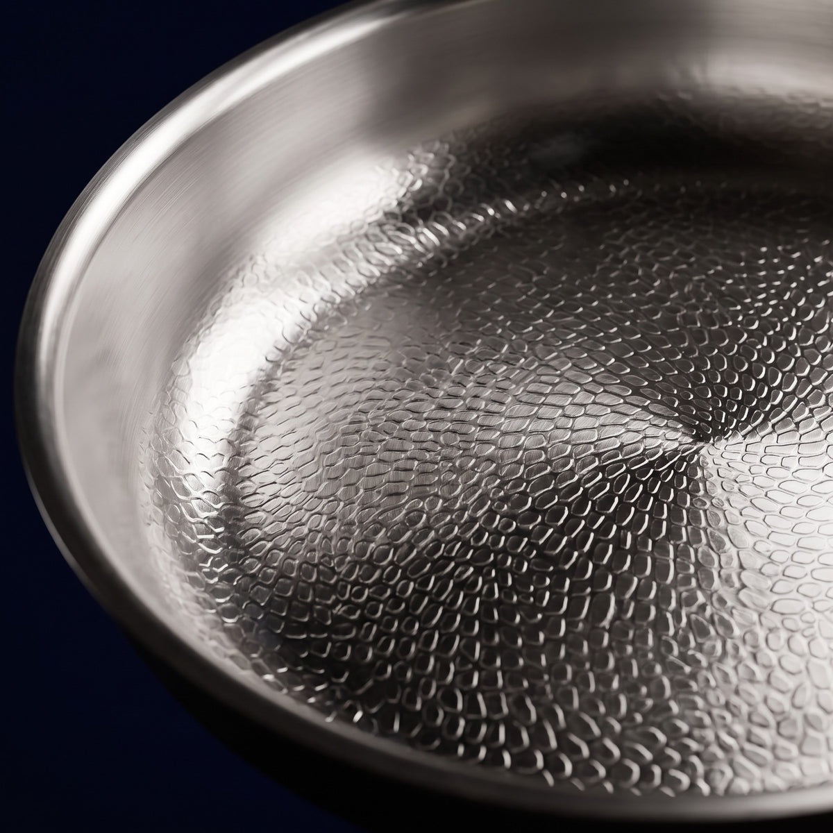 Hatori Kōmyō 光明 Kin 金 Edition – Hammered High-Wall Titanium Pan, close-up
