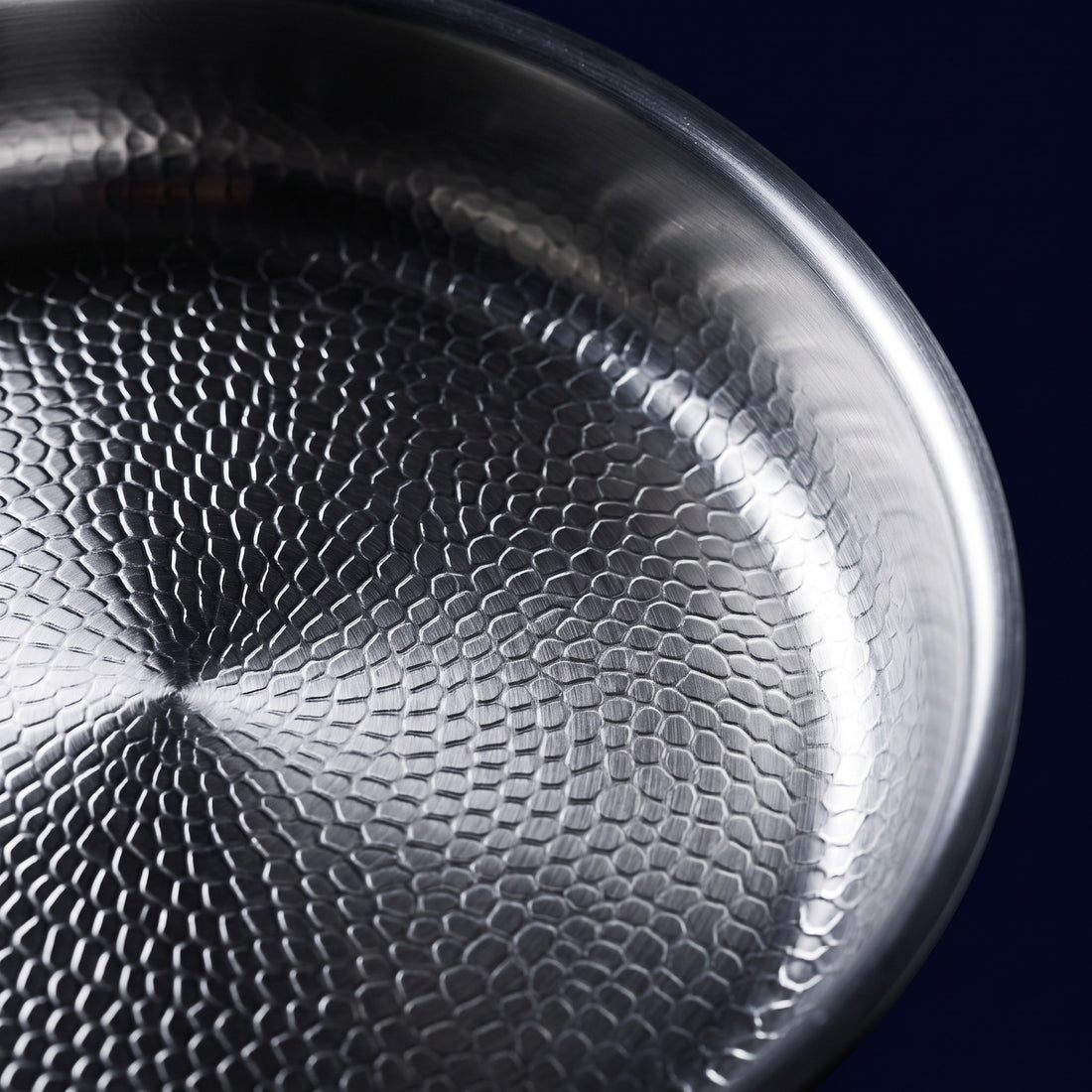 Hatori Kōmyō 光明 Series – Hammered High-Wall Titanium Pan, close-up