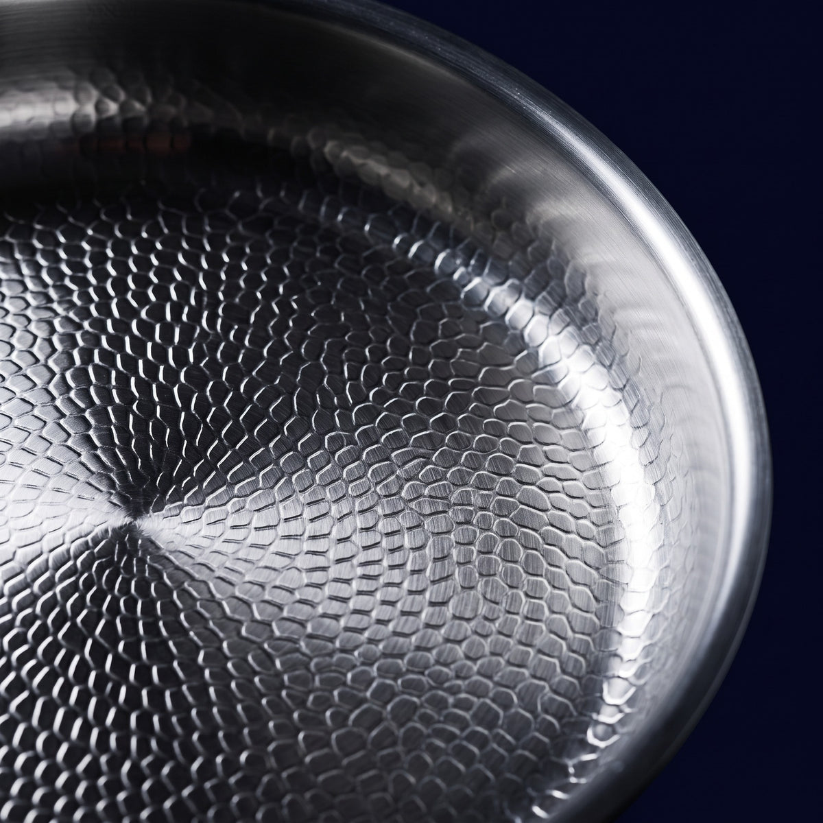 Hatori Kōmyō 光明 Series – Hammered High-Wall Titanium Pan, close-up