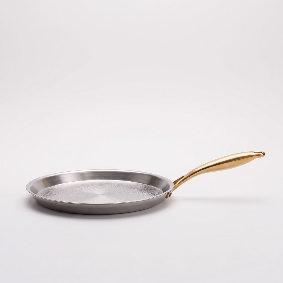 Hatori Kōmyō 光明 Kin 金 Edition – Hammered Titanium Crêpe Pan, side view