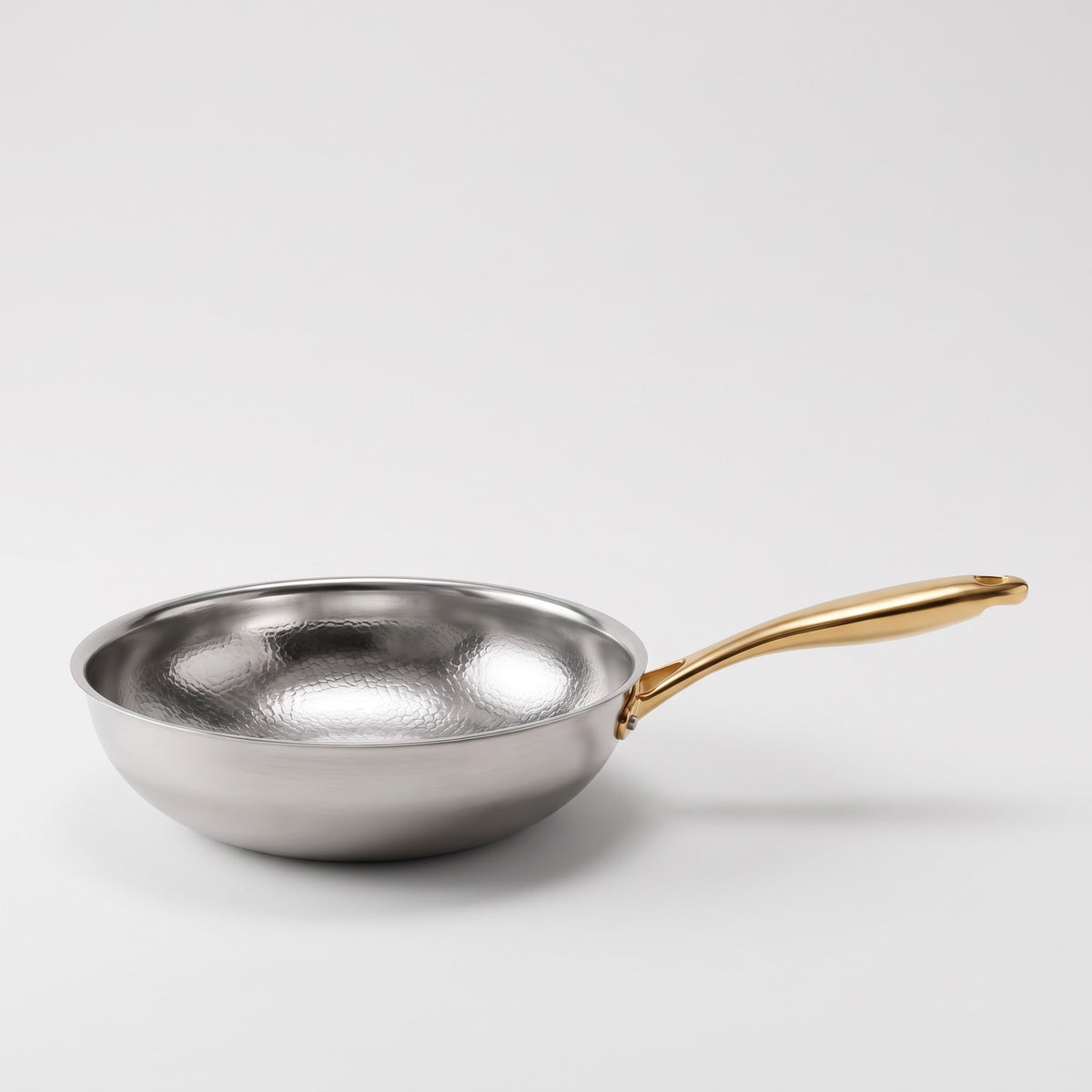 Hatori Kōmyō 光明 Kin 金 Edition – Hammered Titanium Wok, side view
