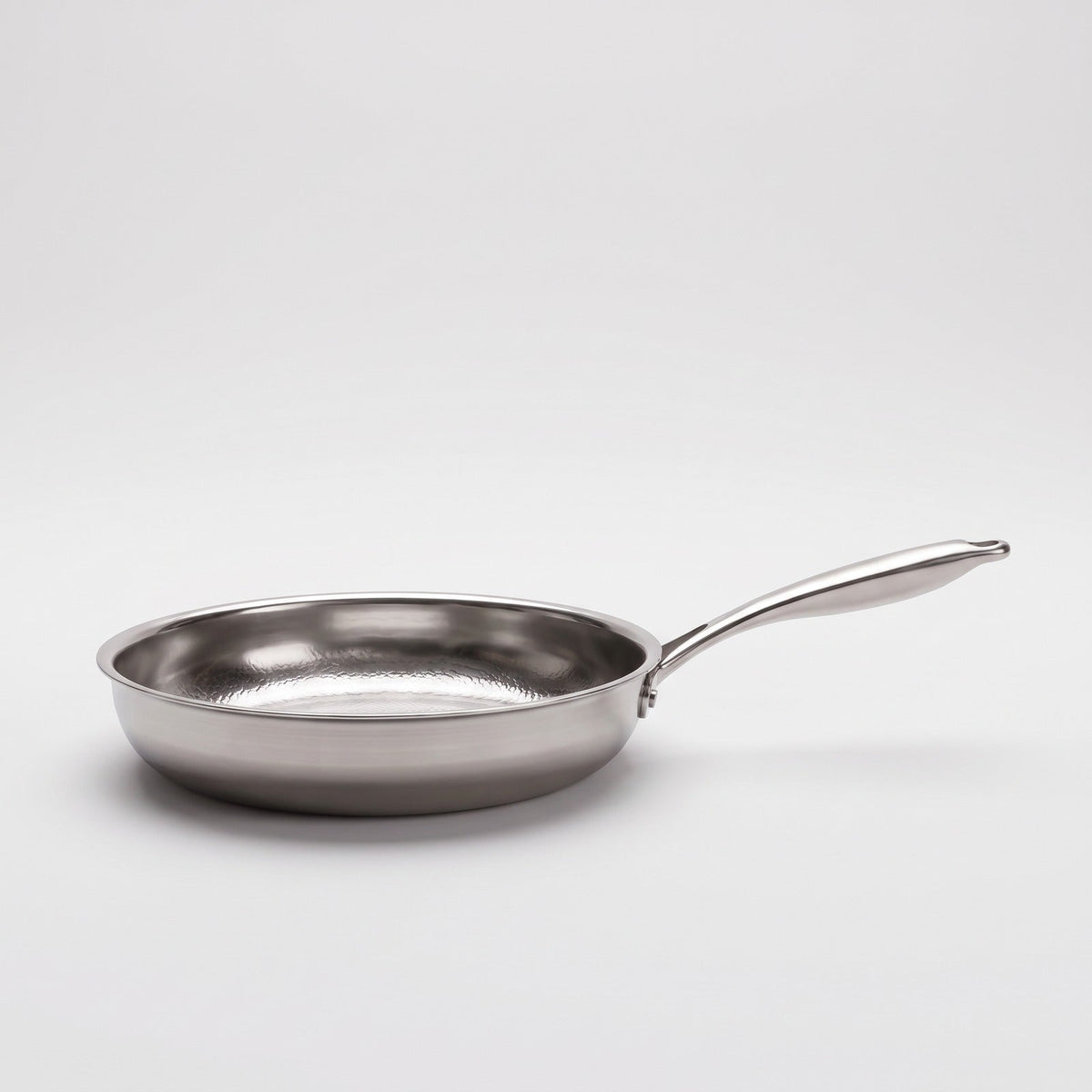Hatori Kōmyō 光明 Series – Hammered Titanium Pan, side view