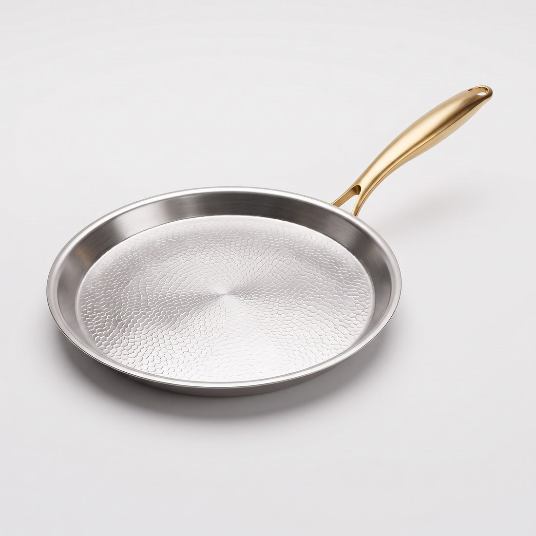 Hatori Kōmyō 光明 Kin 金 Edition – Hammered Titanium Crêpe Pan, on light grey