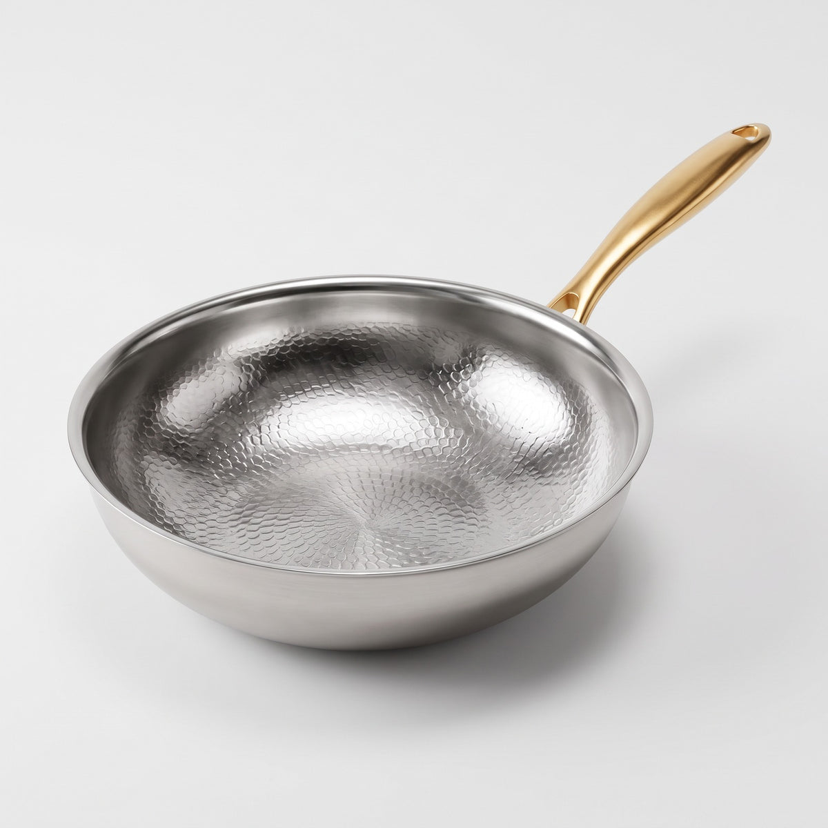 Hatori Kōmyō 光明 Kin 金 Edition – Hammered Titanium Wok, on light grey