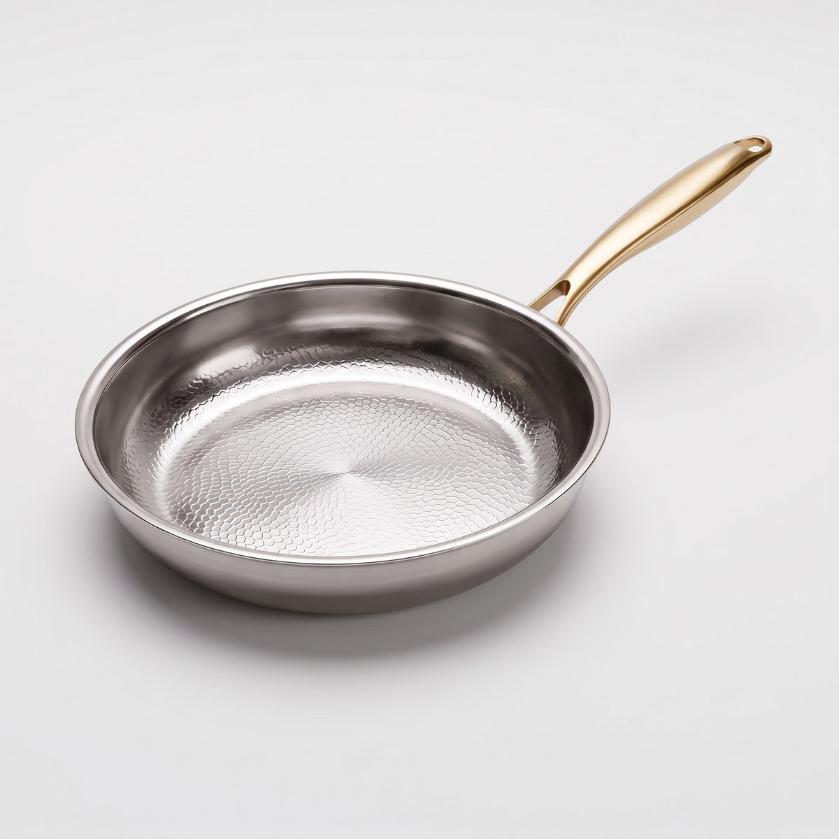 Hatori Kōmyō 光明 Kin 金 Edition – Hammered Titanium Pan, on light grey