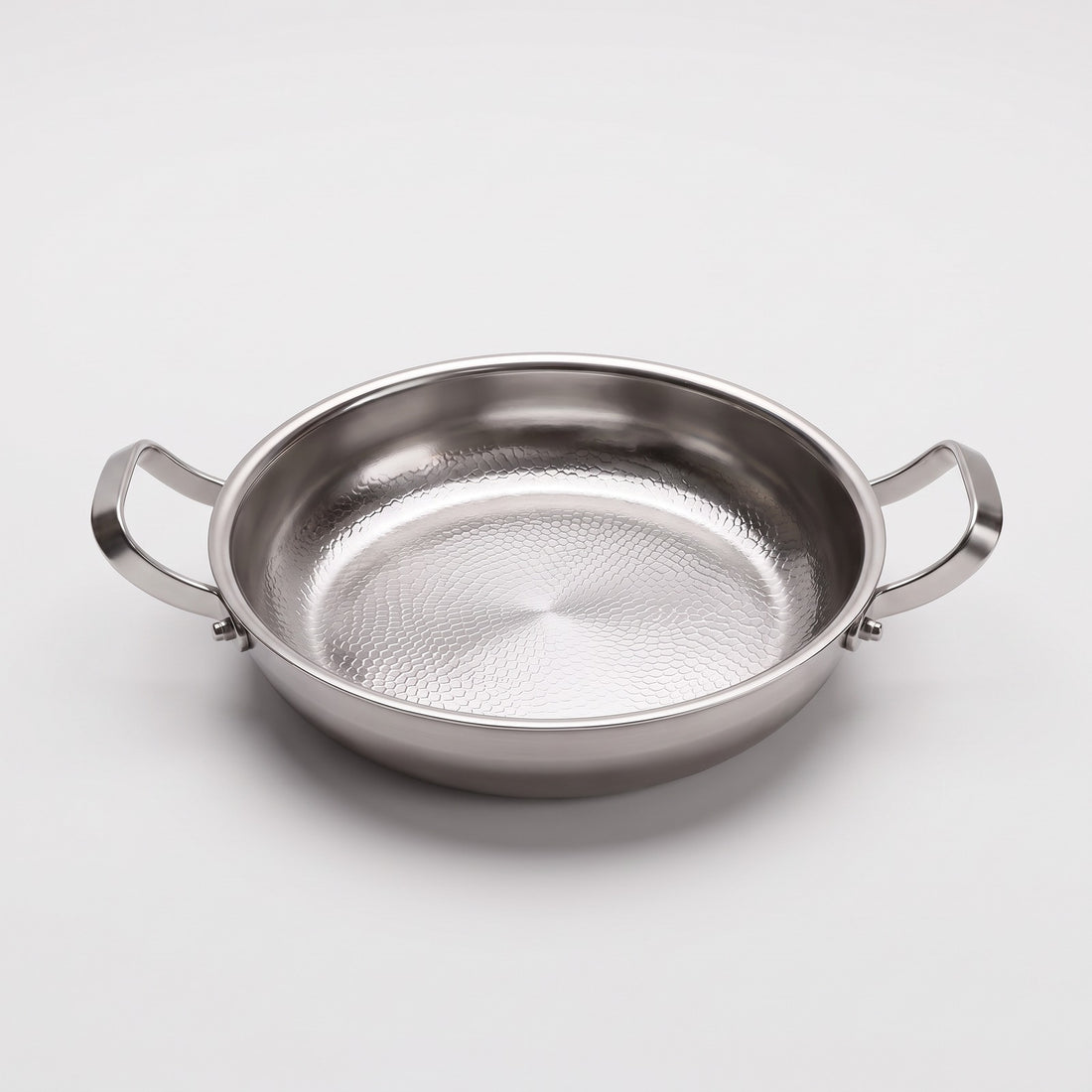 Hatori Kōmyō 光明 Series – Hammered Titanium Pan with Two Handles, on light grey