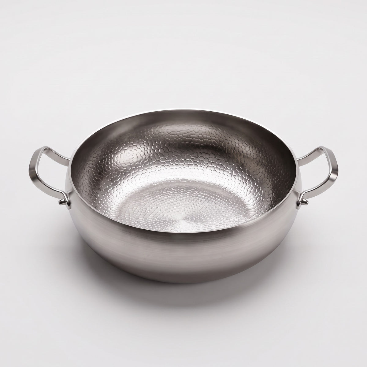 Hatori Kōmyō 光明 Series – Hammered Deep Titanium Pot, on light grey