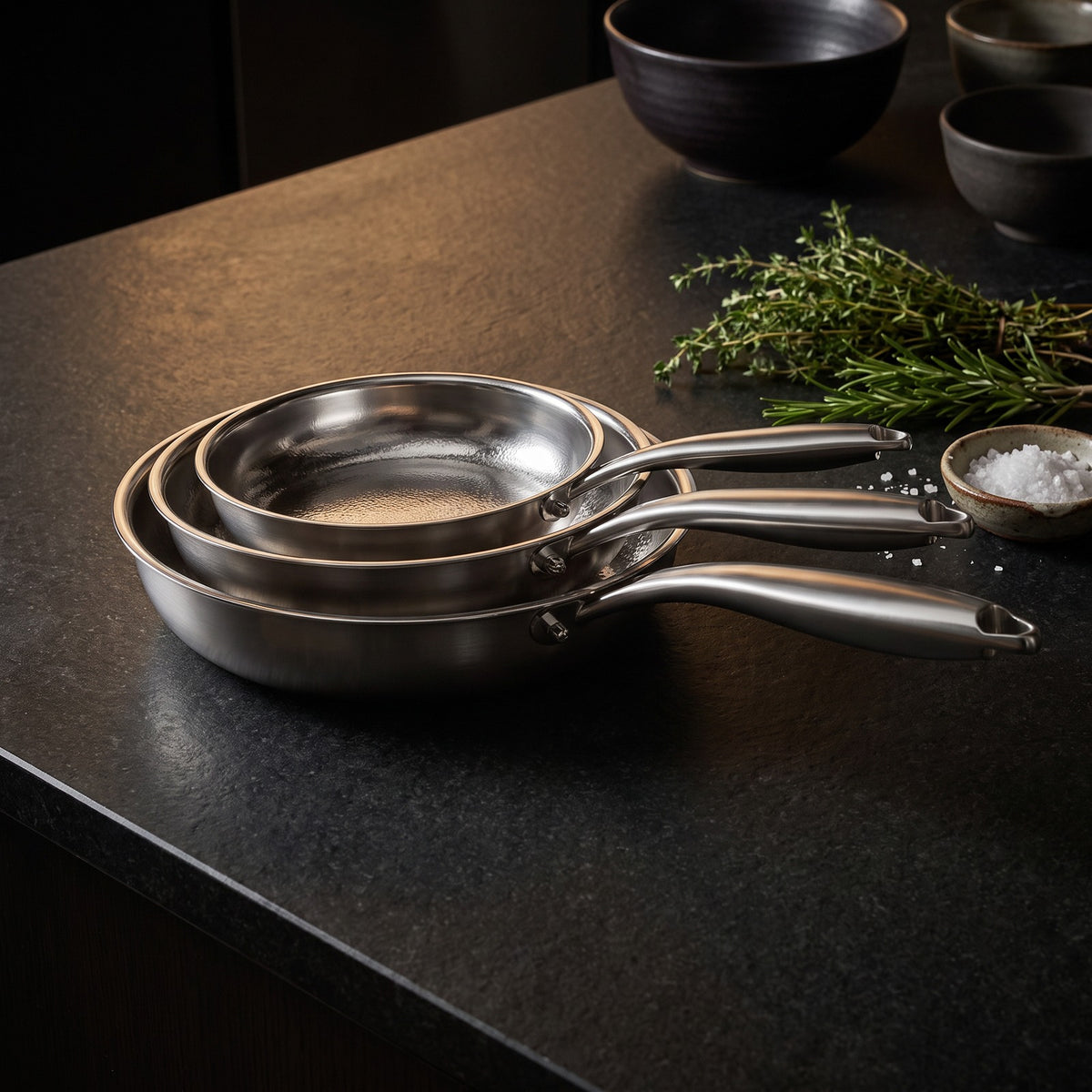 Hatori Kōmyō 光明 Series – 3-Pan Set, on the counter