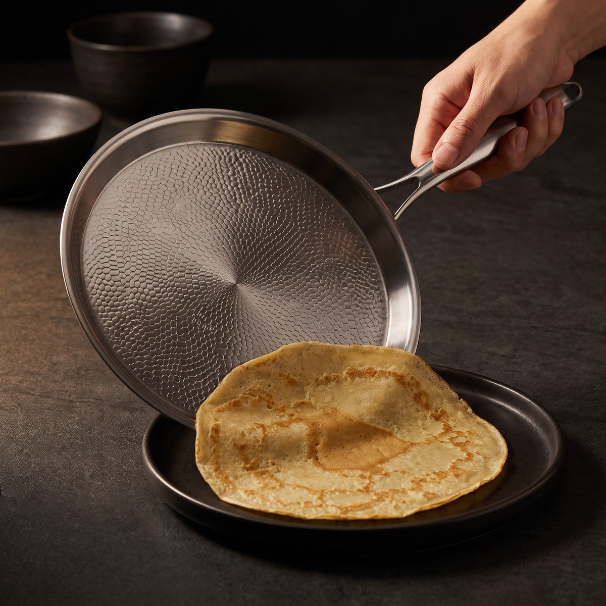Hatori Kōmyō 光明 Series – Hammered Titanium Crêpe Pan, food release