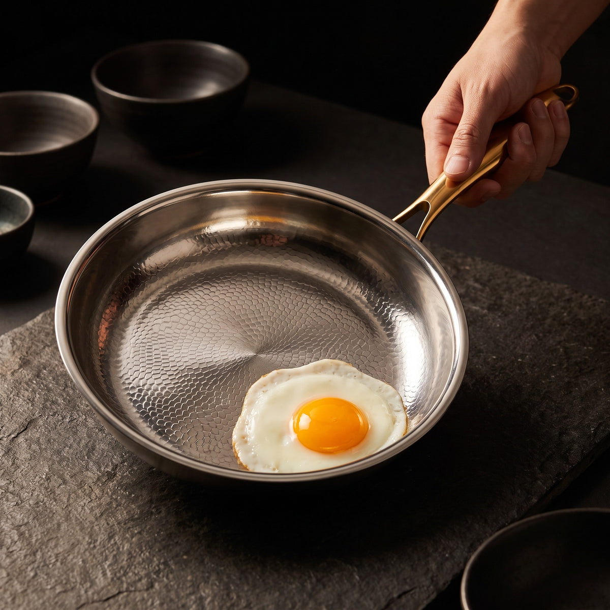 Hatori Kōmyō 光明 Kin 金 Edition – Hammered Titanium Pan, food release