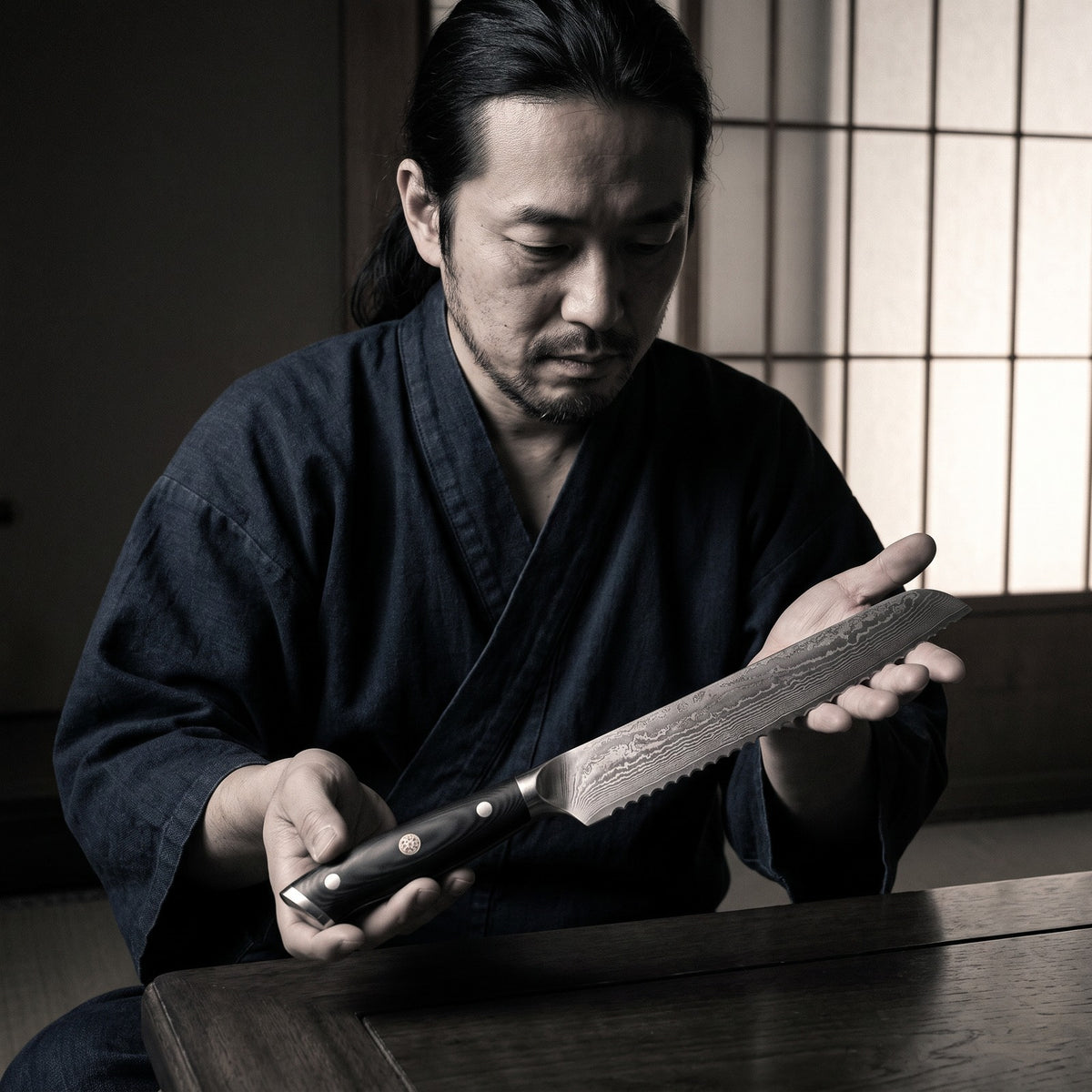 Hatori Kokuyō 黒曜 Series – Damascus Bread Knife 19.5 cm, in hand