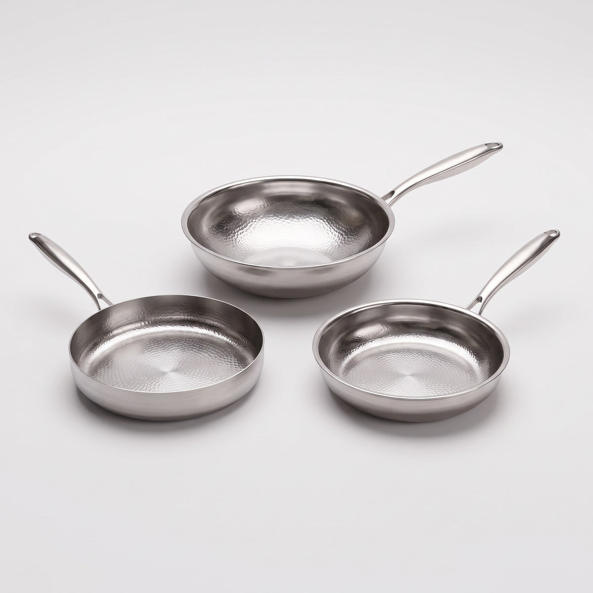 Hatori Kōmyō 光明 Series – Stir-Fry Set, 3 Pans with Lid, on light grey