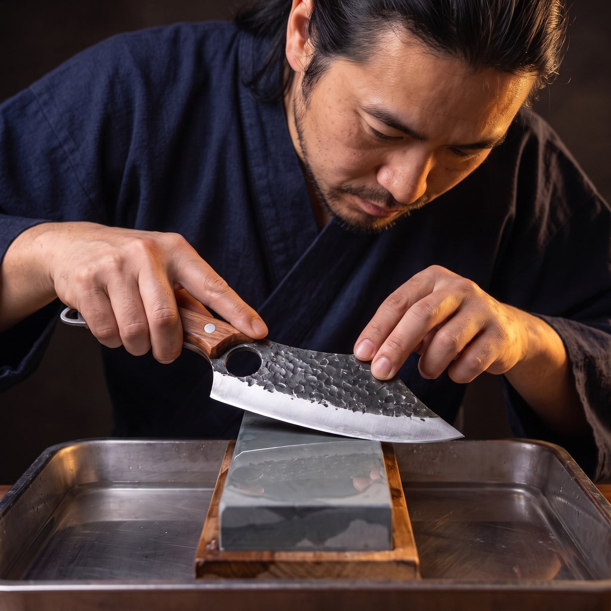 Hatori Kiba 牙 Series – Forged Ring Knife 16 cm, Rosewood, on the whetstone