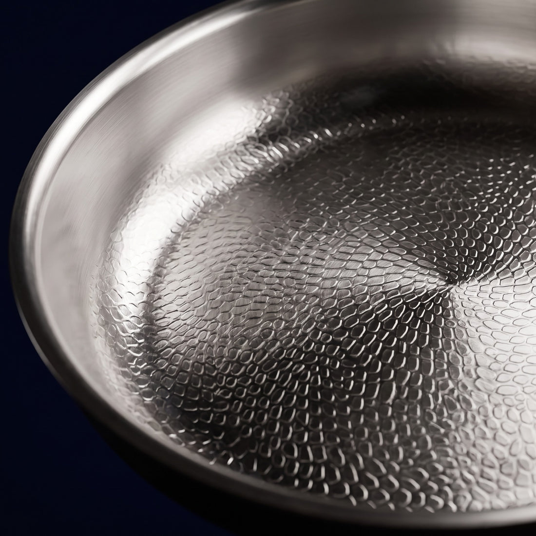 Hatori Kōmyō 光明 Kin 金 Edition – Hammered High-Wall Titanium Pan, close-up