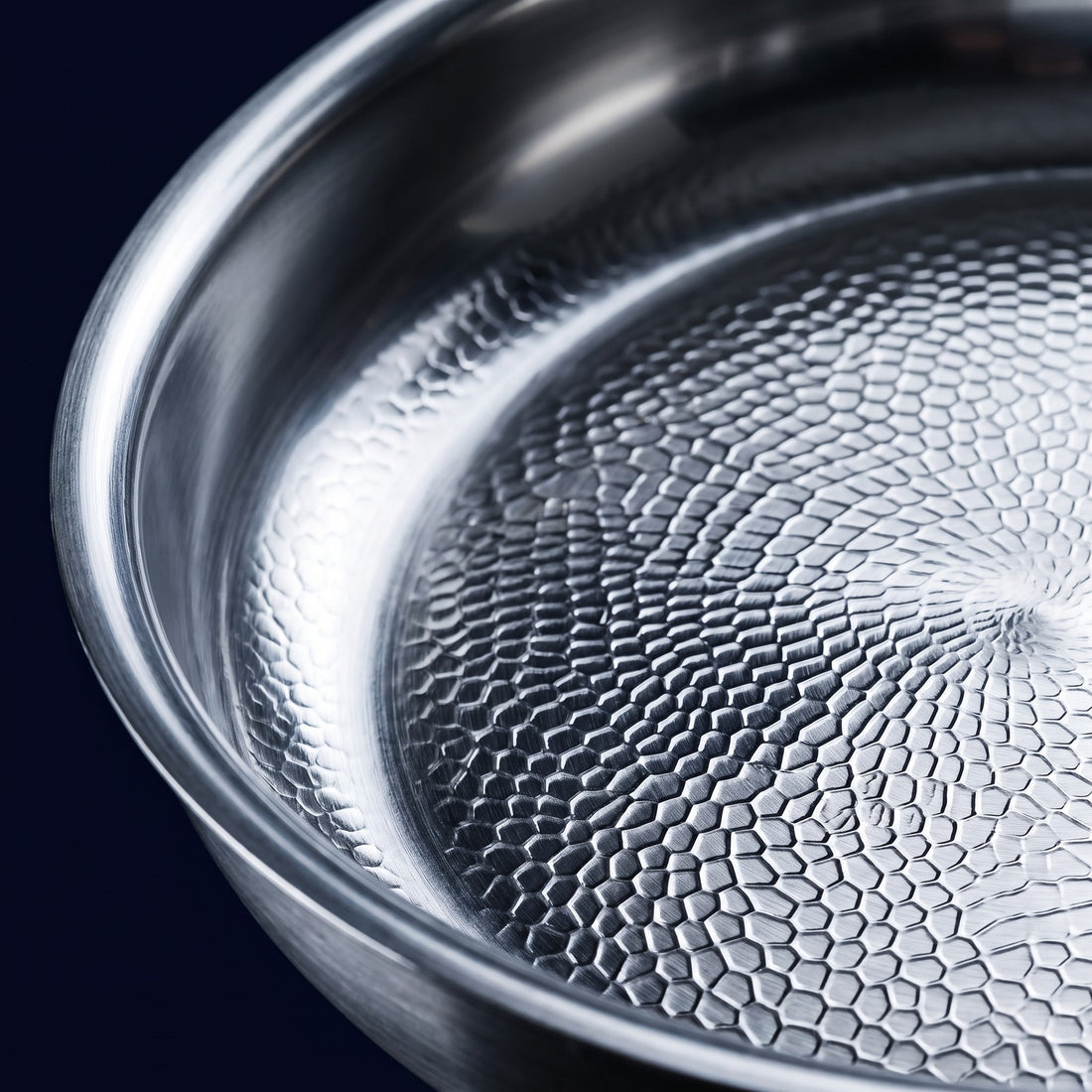 Hatori Kōmyō 光明 Kin 金 Edition – Hammered Titanium Pan, close-up