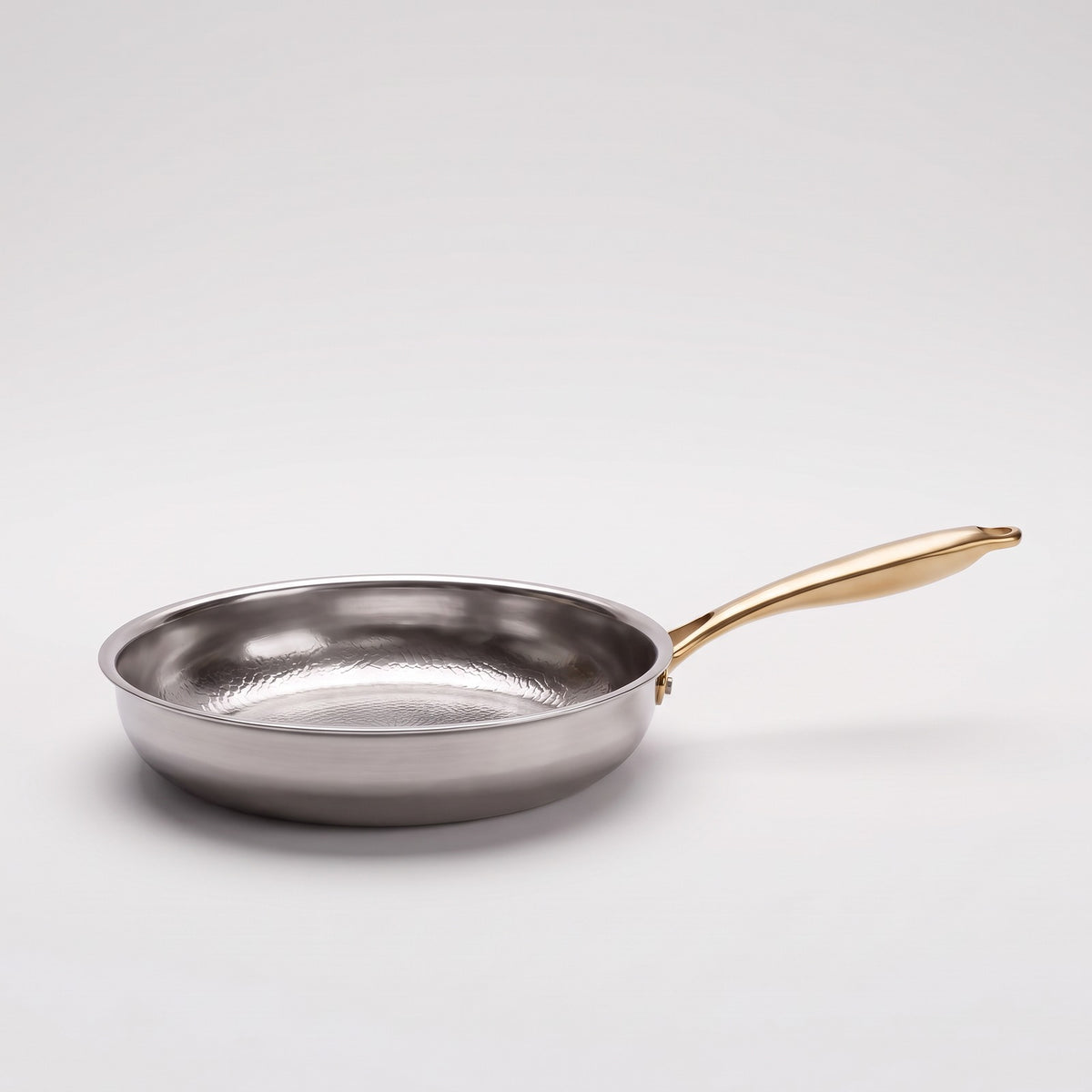 Hatori Kōmyō 光明 Kin 金 Edition – Hammered Titanium Pan, side view